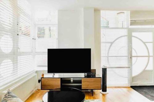 Canary wharf Luxury apartment - Tap to explore photos