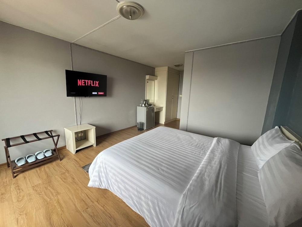 We Resident Room Type - Basic Room, City View