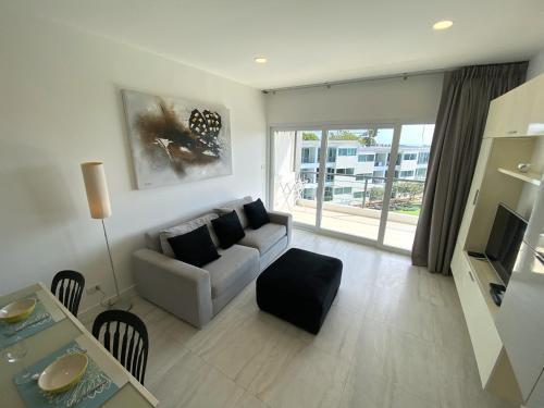 Seaview Apartments - Karon Beach - Tap to explore photos