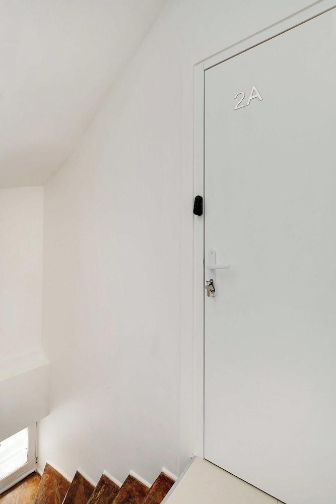 Modern Studio With A/C - Near Montmartre - Tap to explore photos