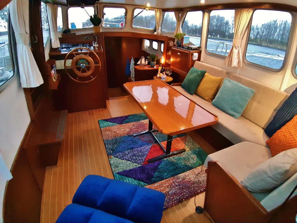 Motor Yacht Almaz - Tap to explore photos