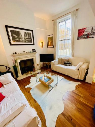 NEW! Stylish Central 3-Bed with Garden - Tap to explore photos