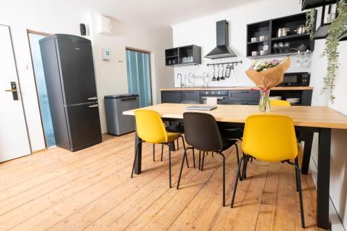 White Wolf House Hostel & Apartments Room Type - Queen Room with Shared Bathroom