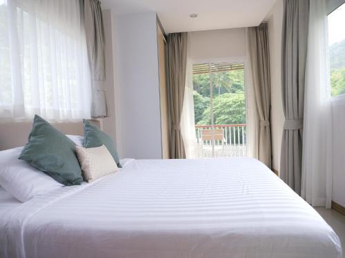 Karon beach apartment & sea view pool - Tap to explore photos