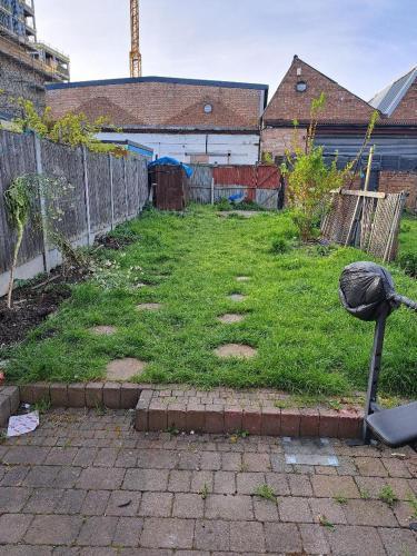Single Bedroom near London Seven Kings Train Station - Tap to explore photos
