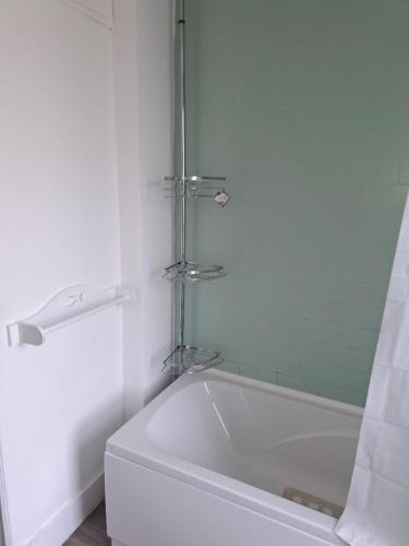 Single Bedroom near London Seven Kings Train Station - Tap to explore photos