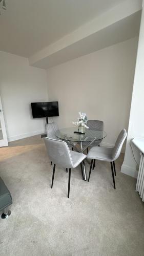 Hyde Park Great Apartment - Tap to explore photos