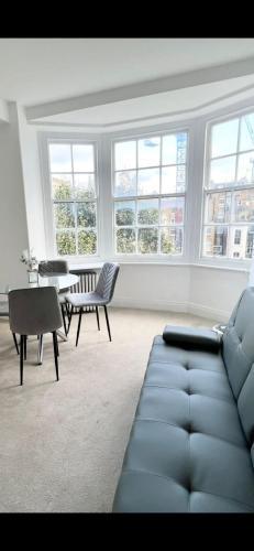 Hyde Park Great Apartment - Tap to explore photos