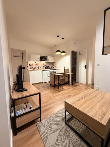 Charming apartment in Montmartre - Tap to explore photos