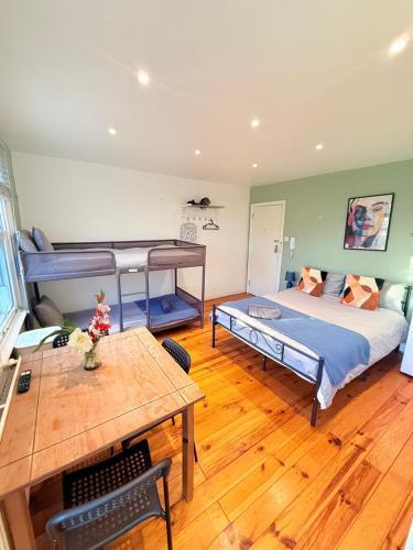 Notting Hill Guest Studio - Tap to explore photos