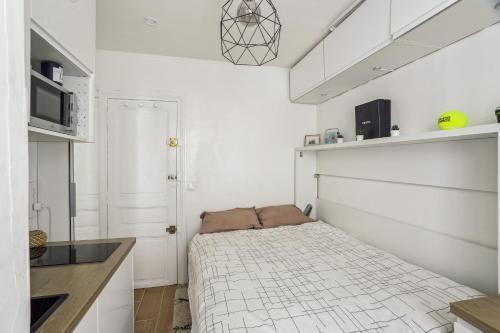 Small comfortable studio near Eiffel Tower - Tap to explore photos