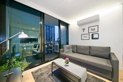A Cozy & Stylish 2BR Suite in Melbourne CBD - Tap to explore photos