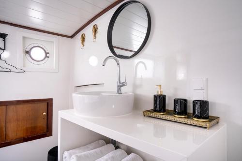 Asile Flottant Room Type - One-Bedroom Apartment