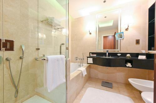 Best Plaza West Bay Room Type - Standard King Room with City View - Smoking