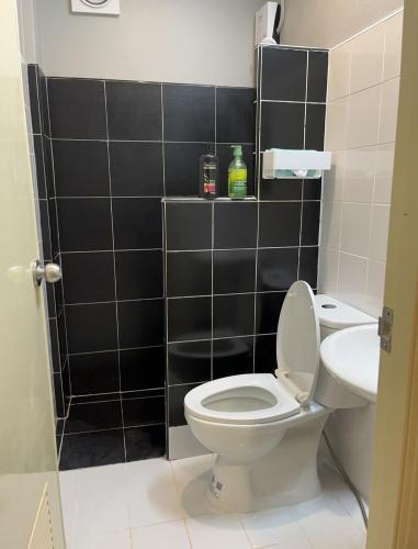 DonMueang station hotel Room Type - Deluxe Twin Room