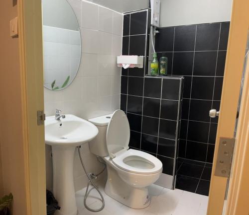 DonMueang station hotel Room Type - Deluxe King Room