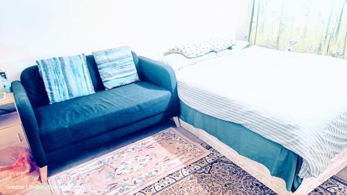 London's bed with breakfast & free parking - Tap to explore photos