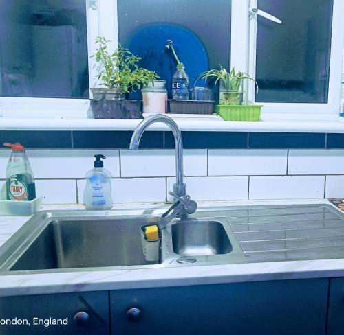 London's bed with breakfast & free parking - Tap to explore photos