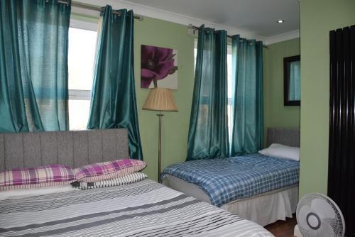 Nice 3 Bedroom House - Walthamstow - Tap to explore photos