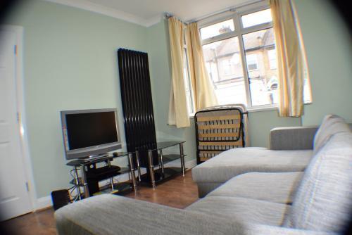 Nice 3 Bedroom House - Walthamstow - Tap to explore photos