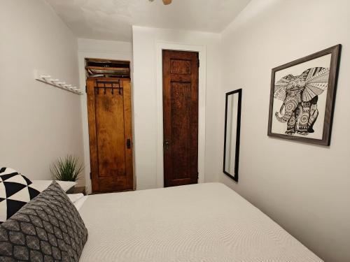 Two bedroom excellent location - Tap to explore photos