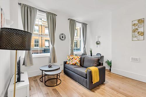 Contemporary Oasis in Paddington - Tap to explore photos