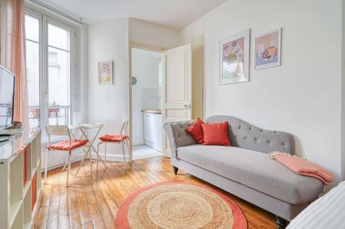Charming appartment Paris Montmartre - Tap to explore photos