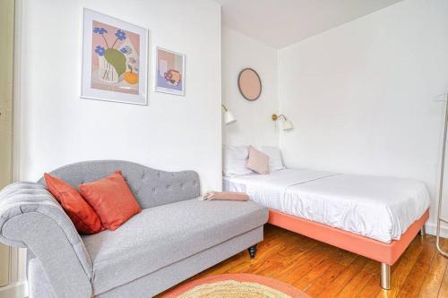 Charming appartment Paris Montmartre - Tap to explore photos