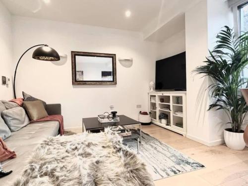 Luxury Two Bed On Baker St - Tap to explore photos