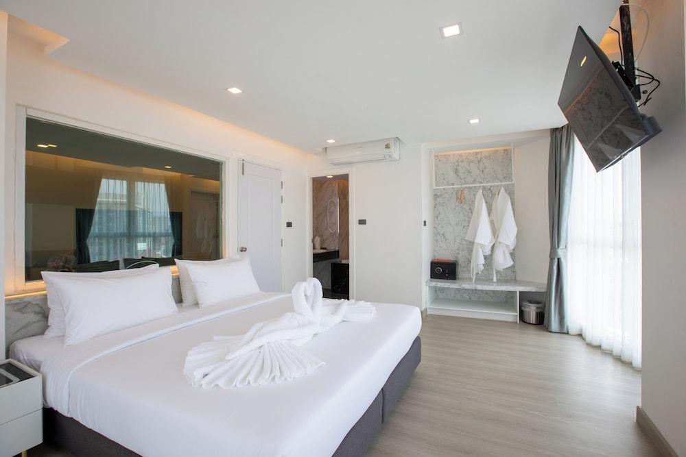 Airbus Hotel At Phawana Station Room Type - Premier King Suite