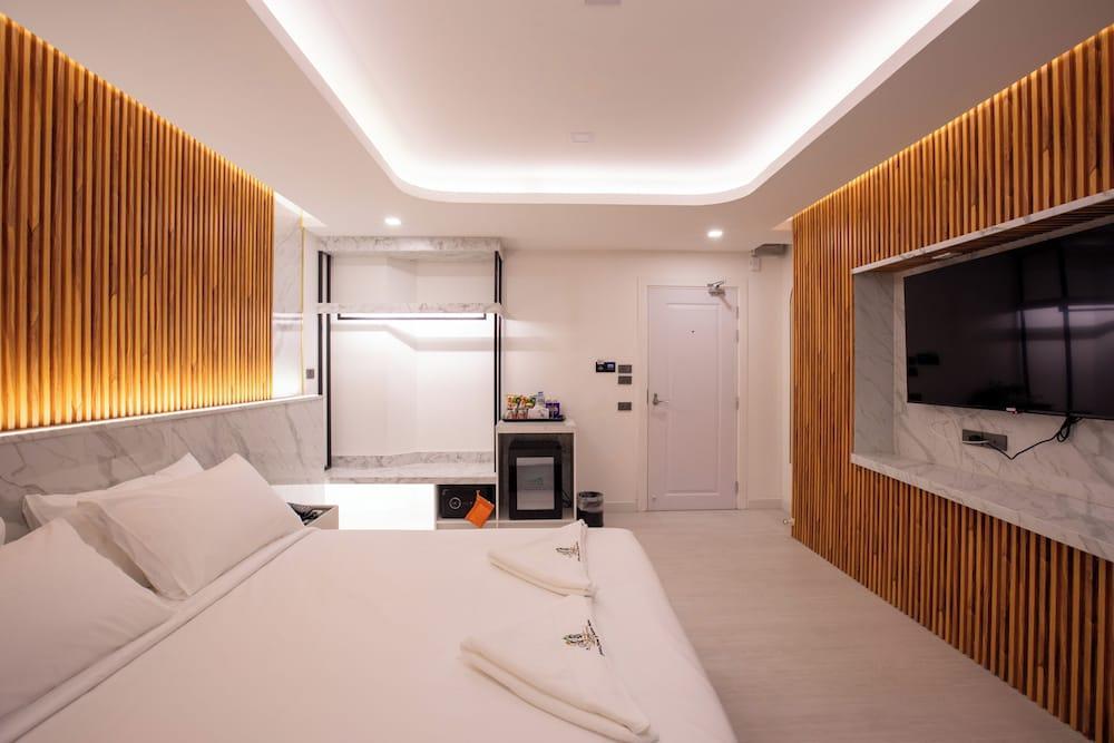 Airbus Hotel At Phawana Station Room Type - Standard Queen With Balcony