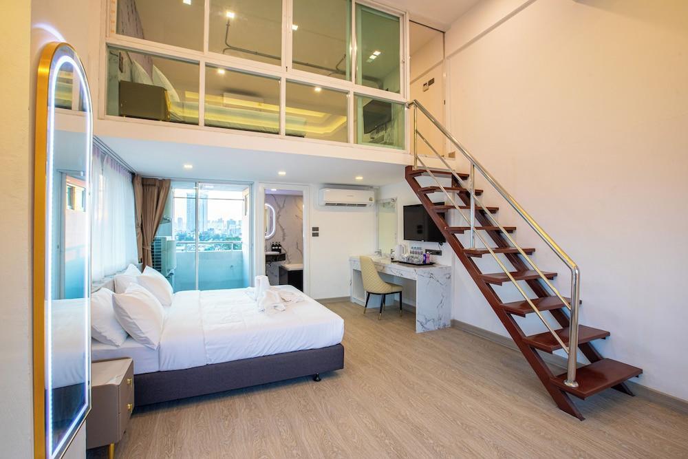 Airbus Hotel At Phawana Station Room Type - Family Suite Double And Double
