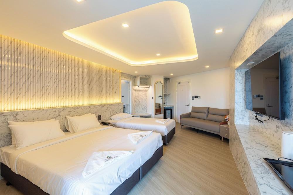 Airbus Hotel At Phawana Station Room Type - Triple Deluxe Room