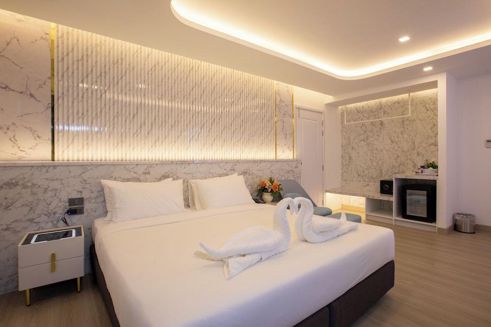Airbus Hotel At Phawana Station Room Type - Superior Twin With Bathtub + Deluxe King With Bathtub Airbus Hotel At Phawana Station Room Type - Superior Twin With Bathtub + Deluxe King With Bathtub