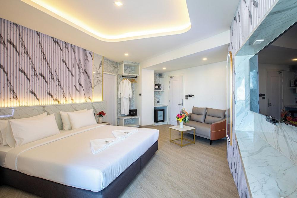 Airbus Hotel At Phawana Station Room Type - Premier King