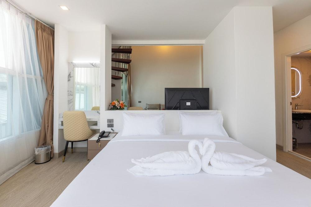 Airbus Hotel At Phawana Station Room Type - Superior Twin With Balcony + Family Suite 2 Room