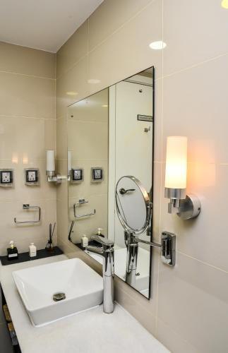 Beehive Premier Room Type - Deluxe Suite with Sea View