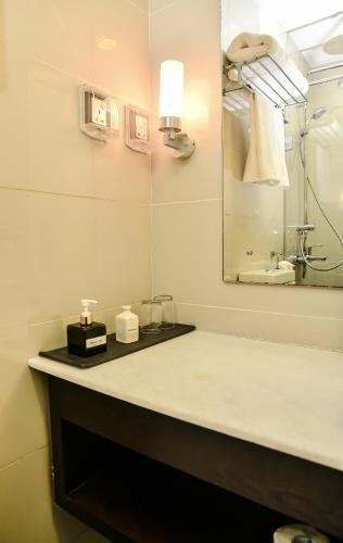 Beehive Premier Room Type - Superior Double Room with Balcony & City View (Free Return Airport Transfer and 10% off on Food & Be