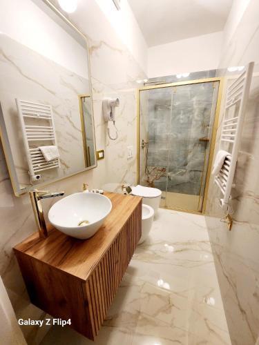 Golden Palace Luxury Guest House - Tap to explore photos