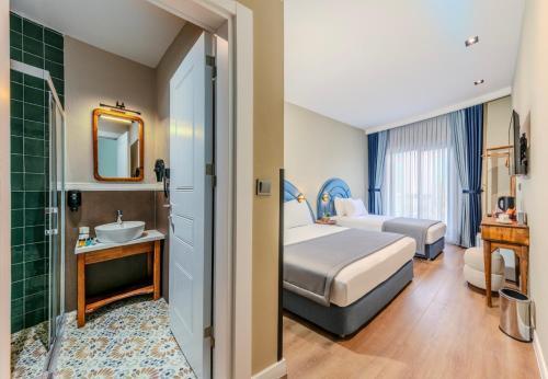 Nenessa Airport Hotel Room Type - Deluxe Twin Room