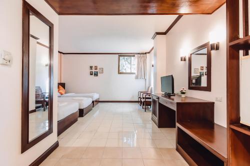 Bauman-Ville Hotel Patong Room Type - Standard Family Room