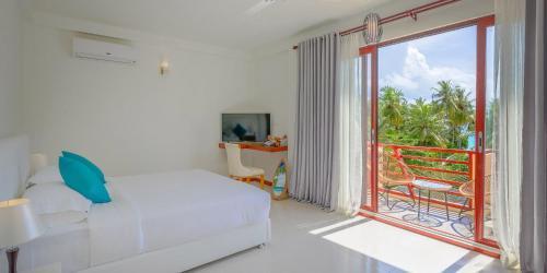 White Sand Dhigurah - Tap to explore photos