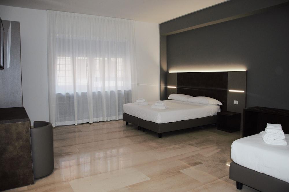 Domus Dea Roma - by Trinità Room Type - Family Junior Suite Domus Dea Roma - by Trinità Room Type - Family Junior Suite