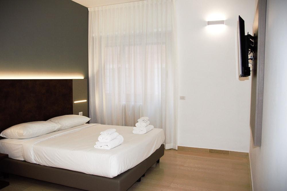 Domus Dea Roma - by Trinità Room Type - Deluxe Triple Room - Courtyard View Domus Dea Roma - by Trinità Room Type - Deluxe Triple Room - Courtyard View
