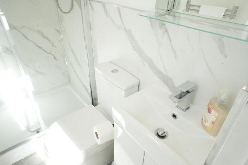 Ealing Broadway Great Stay 7-Minute Walk from the Underground Room Type - Double Room with Private Bathroom
