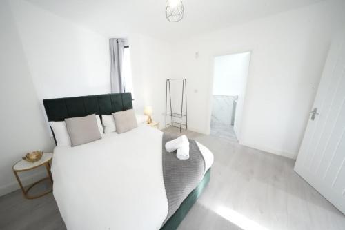 Ealing Broadway Great Stay 7-Minute Walk from the Underground - Tap to explore photos