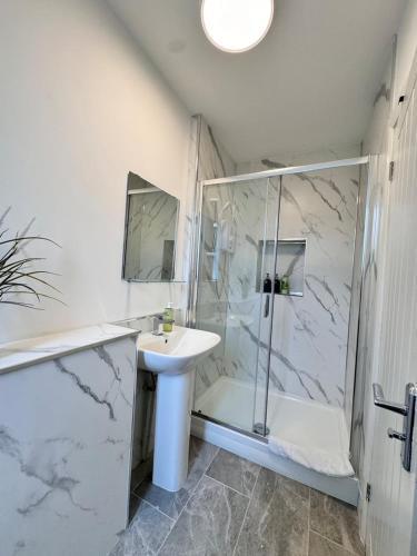 Ealing Broadway Great Stay 7-Minute Walk from the Underground Room Type - Triple Room with Private Bathroom Ealing Broadway Great Stay 7-Minute Walk from the Underground Room Type - Triple Room with Private Bathroom
