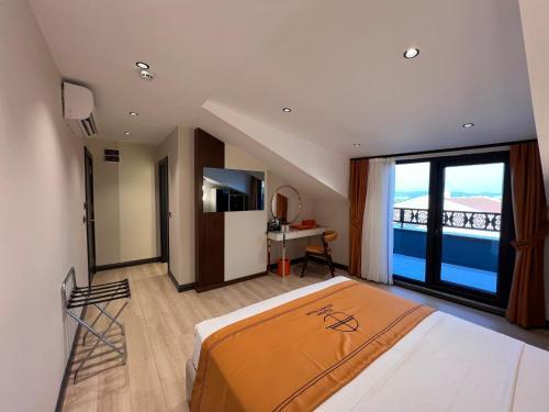 Elysian Airport Hotel & Restaurant Room Type - Double Room with Balcony