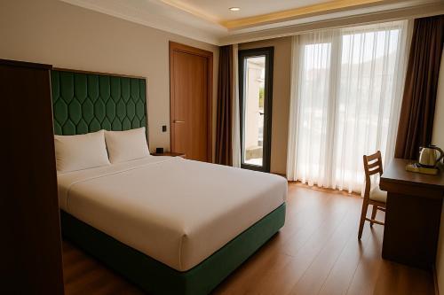 Shelton Airport Hotel Room Type - Deluxe Double Room with Balcony