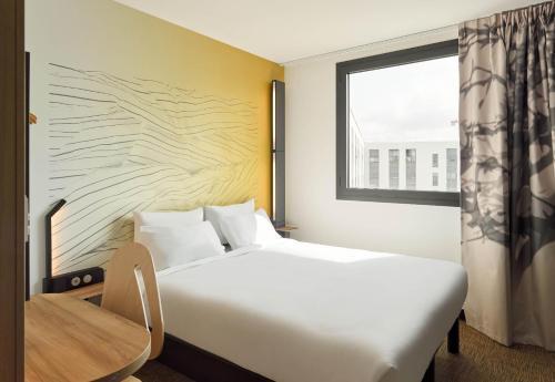 B&B HOTEL Paris Clichy-sous-Boi - Tap to explore photos